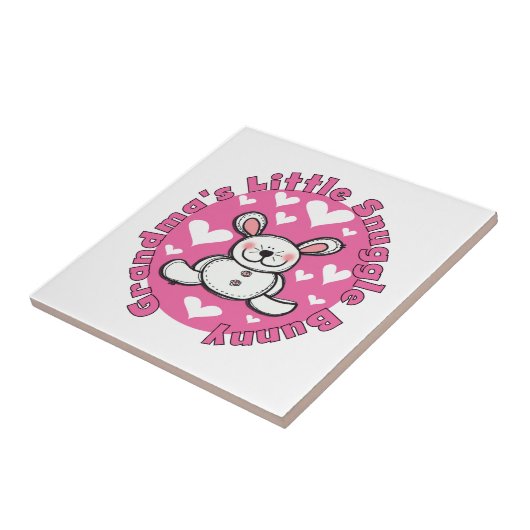 Weinig van de oma nestelt zich Konijntje Tegeltje (Zijkant)