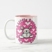 Weinig van Nana nestelt zich Konijntje Tweekleurige Koffiemok (Links)