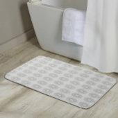 Weinig witte bloemen gevallen naar het landelijke badmat