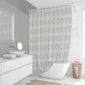 Weinig witte bloemen gevallen naar het landelijke douchegordijn