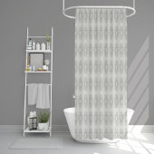 Weinig witte bloemen gevallen naar het landelijke douchegordijn