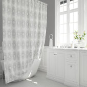 Weinig witte bloemen gevallen naar het landelijke douchegordijn