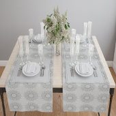 Weinig witte bloemen gevallen naar het landelijke  korte tafelloper