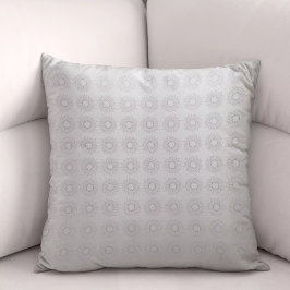 Weinig witte bloemen gevallen naar het landelijke  kussen