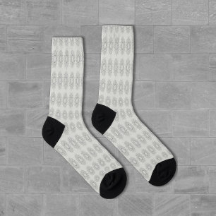 Weinig witte bloemen gevallen naar het landelijke  sokken