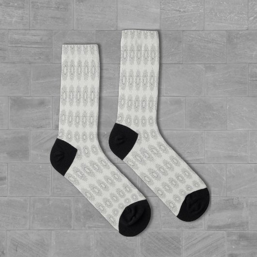 Weinig witte bloemen gevallen naar het landelijke  sokken