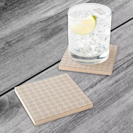 Weinig witte bloemen gevallen naar het landelijke  stenen onderzetter