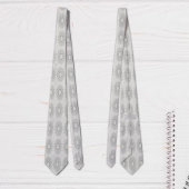 Weinig witte bloemen gevallen naar het landelijke  stropdas