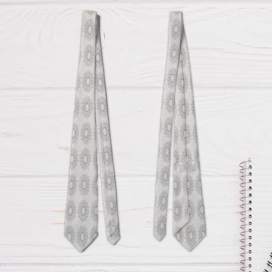 Weinig witte bloemen gevallen naar het landelijke  stropdas