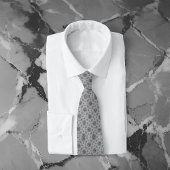 Weinig witte bloemen gevallen naar het landelijke stropdas