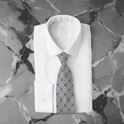 Weinig witte bloemen gevallen naar het landelijke  stropdas