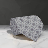 Weinig witte bloemen gevallen naar het landelijke  stropdas