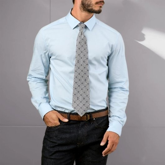 Weinig witte bloemen gevallen naar het landelijke  stropdas