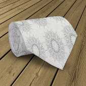 Weinig witte bloemen gevallen naar het landelijke  stropdas