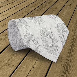 Weinig witte bloemen gevallen naar het landelijke  stropdas