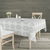 Weinig witte bloemen gevallen naar het landelijke  tafelkleed