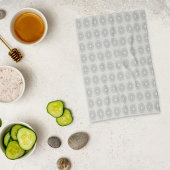 Weinig witte bloemen gevallen naar het landelijke  theedoek