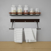 Weinig witte bloemen gevallen naar het landelijke  theedoek