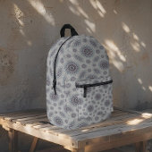 Weinig witte bloemen gevallen naar het platteland bedrukte rugzak