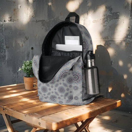 Weinig witte bloemen gevallen naar het platteland bedrukte rugzak