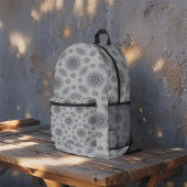 Weinig witte bloemen gevallen naar het platteland bedrukte rugzak