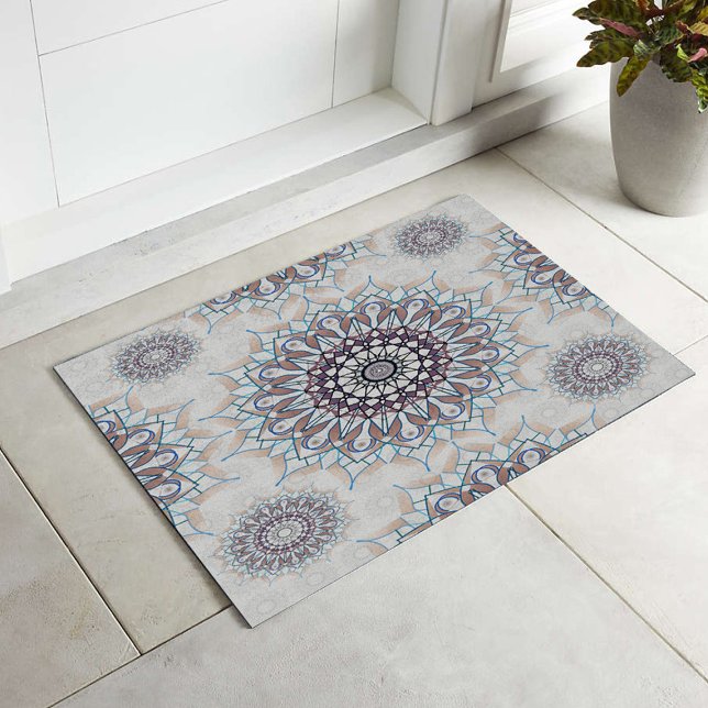 Weinig witte bloemen gevallen naar het platteland deurmat (Creator heeft geüpload)