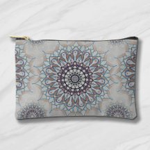 Weinig witte bloemen gevallen naar het platteland