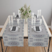 Weinig witte bloemen gevallen naar het platteland medium tafelloper