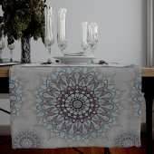 Weinig witte bloemen gevallen naar het platteland medium tafelloper