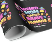  Weird Mom Raises Brave Humans Funny Parenting  Cadeaupapier (Rol Hoek)