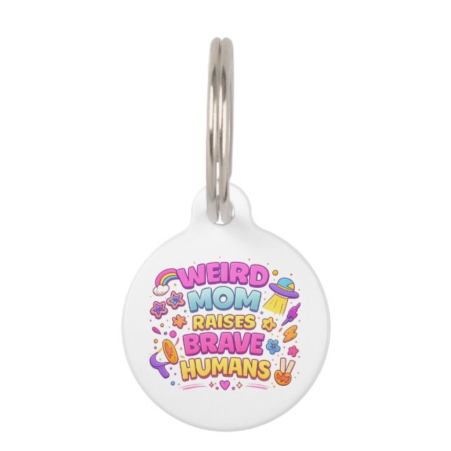  Weird Mom Raises Brave Humans Funny Parenting  Huisdierpenning (Voorkant)
