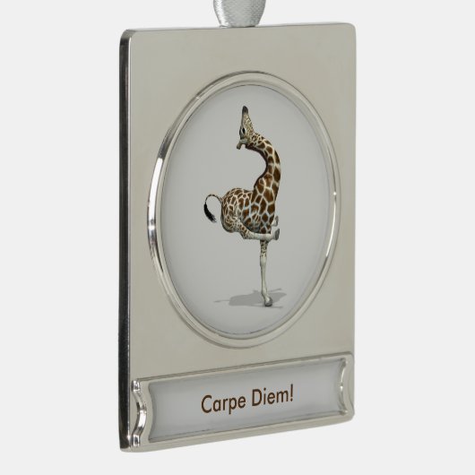 Weird Sportive Giraffe Verzilverd Banner Ornament (Rechts)