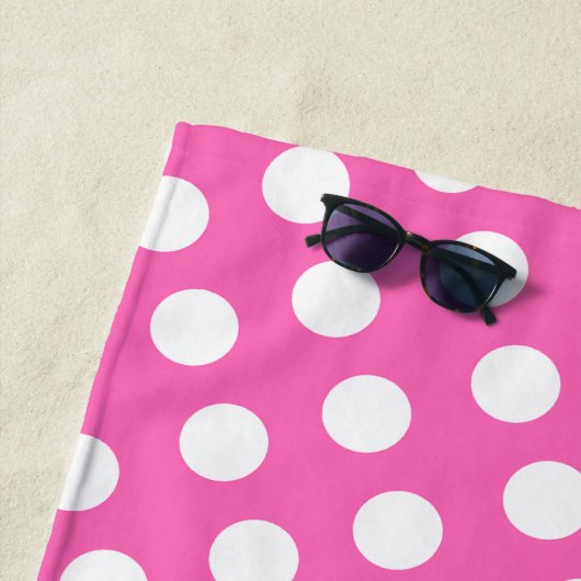 Weiß gepunktetes Muster Strandlaken (In situ)