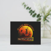 Wekker zingerammen op een donkere woestijn briefkaart (Staand voorkant)