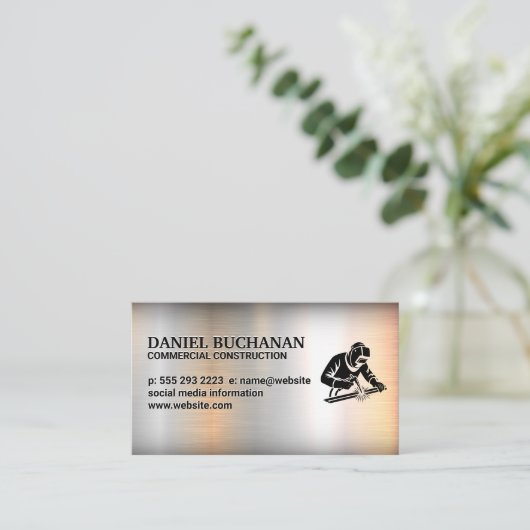 Welder Working on Steel | Metallic Background Visitekaartje (Staand voorkant)