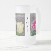 Welkom 2024 Frosted Mug van RoseWrites Matglas Bierpul (Voorkant rechts)