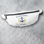 Welkom aan boord Bootnaam Anker Gold Laurel Star Heuptasje<br><div class="desc">Gepersonaliseerde fanny-pakketten met een op maat ontworpen nautisch bootanker, laurierbladeren in goudstijl en een gouden ster met "Welcome Aboard" en jouw naam- of bootnaam. Dit ontwerp is in marineblauw en gouden kleuren op wit of bewerk het ontwerp en verander eenvoudig de riemzak in elke gewenste kleur. Maakt een geweldig cadeau....</div>