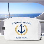 Welkom aan boord Bootnaam Anker Gold Laurel Star Toilettasje<br><div class="desc">Een gepersonaliseerde, nautische thema, cosmetica, verzorging en toiletartikelen kit tas om u reizen items georganiseerd en veilig te houden. Dit ontwerp met een op maat gemaakt bootanker met goudkleurige laurierbladeren en een gouden ster met rijke tekst "Welcome Aboard" en jouw naam of bootnaam. De kleuren zijn marineblauw en goud op...</div>