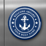 Welkom aan boord, naam Anchor Stars Navy Blue Magneet<br><div class="desc">Een stijlvolle marineblauwe en witte magneet met een aangepast nautisch bootanker met sterren op en uw gepersonaliseerde "Welcome Aboard"-tekst en uw Boat Name of andere gewenste tekst. Pas ze aan met je favoriete achtergrondkleur en nog veel meer. Maakt een groot geschenk voor elke gelegenheid.</div>