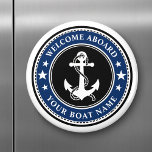 Welkom aan boord van je boot Anchor Stars marine Magneet<br><div class="desc">Een stijlvolle zwarte,  witte en marineblauwe,  ronde magneet met een aangepast nautisch bootanker met sterren op en uw gepersonaliseerde "welkomsttekst" en uw naam van de boot of andere gewenste tekst. Pas ze aan met je favoriete achtergrondkleur en nog veel meer. Maakt een groot geschenk voor elke gelegenheid.</div>