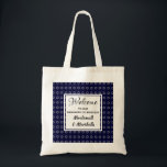 WELKOM AAN onze Hanukkah Celebration Custom Tote Bag<br><div class="desc">Een welkome cadeau voor je gasten bij je HANUKKAH Celebration. De shows van het ontwerp zilver-grijze Ster van David in een betegeld patroon tegen een diepe blauwe achtergrond, en een centrumpaneel waar u uw groet, gebeurtenis kunt aanpassen en jouw naam(s) of tekst kunt toevoegen. Dit zou een ideale manier zijn...</div>