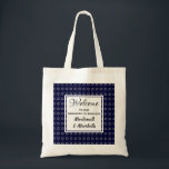WELKOM AAN onze Hanukkah Celebration Custom Tote Bag<br><div class="desc">Een welkome cadeau voor je gasten bij je HANUKKAH Celebration. De shows van het ontwerp zilver-grijze Ster van David in een betegeld patroon tegen een diepe blauwe achtergrond, en een centrumpaneel waar u uw groet, gebeurtenis kunt aanpassen en jouw naam(s) of tekst kunt toevoegen. Dit zou een ideale manier zijn...</div>