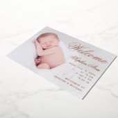 Welkom Baby geboortefoto Roos Elegant Script Gold Folie Uitnodiging (Gedraaid)