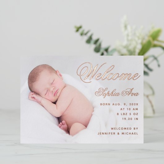 Welkom Baby geboortefoto Roos Elegant Script Gold Folie Uitnodiging (Staand Voorkant)
