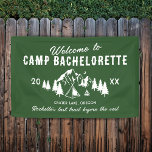 Welkom bij Camp Bachelorette Spandoek<br><div class="desc">Moderne campingbachelorette feestbanner met een tekening van een camping met bergen,  bomen,  een houtvuur,  een tent en een welkomsttekst sjabloon die gemakkelijk te personaliseren is.</div>