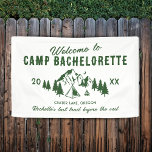 Welkom bij Camp Bachelorette Spandoek<br><div class="desc">Moderne campingbachelorette feestbanner met een tekening van een camping met bergen,  bomen,  een houtvuur,  een tent en een welkomsttekst sjabloon die gemakkelijk te personaliseren is.</div>