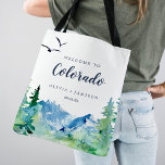 Welkom bij Colorado Wedding Welcome Tote Bag<br><div class="desc">Deze welkome canvas tas van de Colorado bruiloft is perfect voor een bruiloft van een bergbestemming. Het ontwerp is voorzien van een blauw en groen geverfd wildernis-landschap met waterverf pijnbomen, vogels en bergen. Pas de tas aan met de locatie van uw bruiloft, de namen van de bruid en de bruidegom...</div>