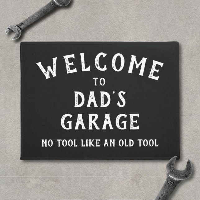 Welkom bij Dad's Garage Funny Black Doormat Deurmat (Welcome to Dad's Garage Doormat. No tool like an old tool! Fun gift for dads)