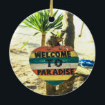Welkom bij de Paradijs Beach Ocean Keramisch Ornament<br><div class="desc">Welkom bij het paradijs van de Oostzee,  een prachtig zacht zandig strand met een groene palmboom op de achtergrond. Dit teken wordt geschilderd in rood,  geel,  blauw,  en wit en leest WELKOM AAN PARADISE.</div>