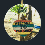 Welkom bij de Paradijs Beach Ocean Keramisch Ornament<br><div class="desc">Welkom bij het paradijs van de Oostzee,  een prachtig zacht zandig strand met een groene palmboom op de achtergrond. Dit teken wordt geschilderd in rood,  geel,  blauw,  en wit en leest WELKOM AAN PARADISE.</div>